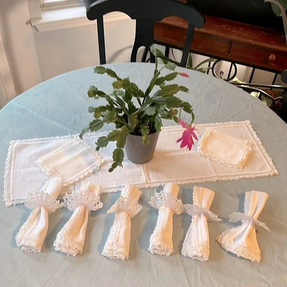 Gorgeous Vintage Crochet Set - Picture 2 of 16